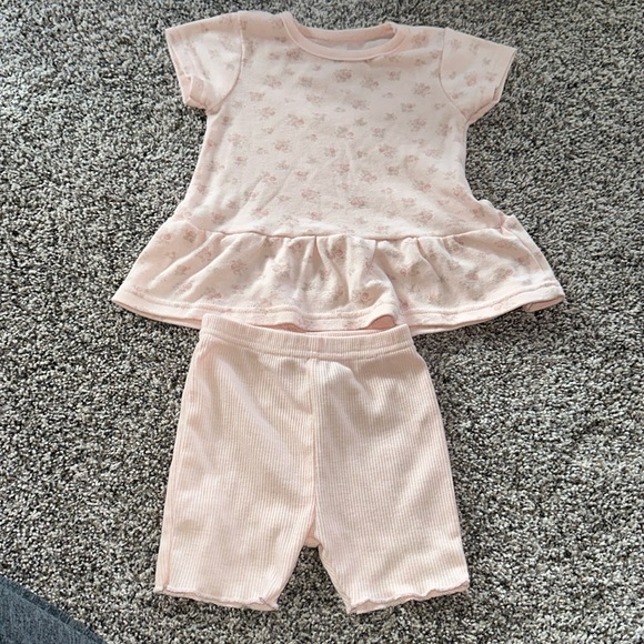 Shabby Chic Baby Girl 2 Piece Outfit Short Sleeve & Shorts Size 12-18 Months - Picture 1 of 10